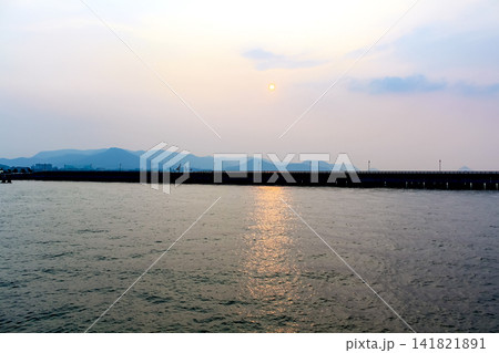 【香川】夏の高松 女木島を出港しためおんから望む夕日 【香川】夏の高松 女木島を出港しためおんから望む夕日 141821891