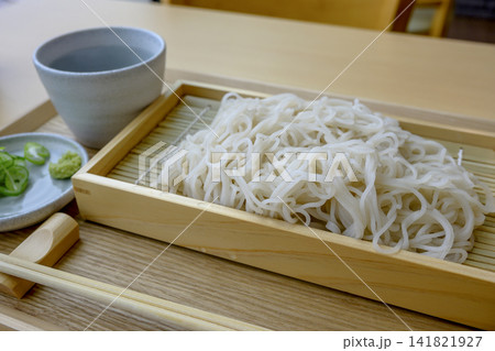 更科そばの盛りそば 日本の伝統的な蕎麦料理 更科そばの盛りそば 日本の伝統的な蕎麦料理 141821927