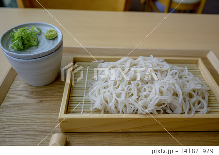更科そばの盛りそば 日本の伝統的な蕎麦料理 更科そばの盛りそば 日本の伝統的な蕎麦料理 141821929