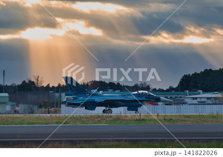朝日をバックに離陸する戦闘機 朝日をバックに離陸する戦闘機 141822026