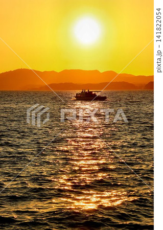 茜色に染まる松江・出雲の夕景…夕焼けの『宍道湖』 141822054