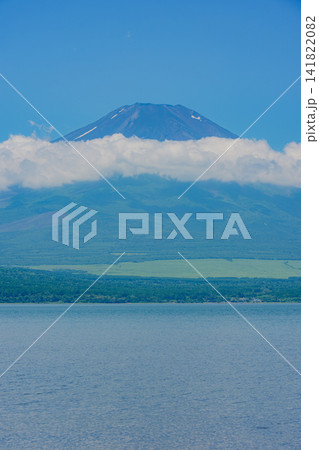 山中湖から望む夏の富士山 山中湖から望む夏の富士山 141822082