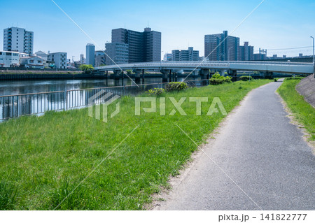 青空と川沿いの遊歩道から望む都市のマンション群 青空と川沿いの遊歩道から望む都市のマンション群 141822777