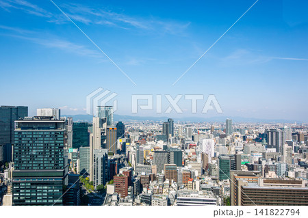 青空に広がる大阪梅田の高層ビル群と都市スカイライン 141822794