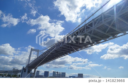 東京湾の船上デッキから見上げたレインボーブリッジ 東京湾の船上デッキから見上げたレインボーブリッジ 141823668