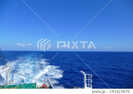 美しい小笠原諸島の海と船の航跡 141823670