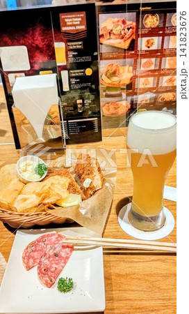 ビールとサラミと揚物 ビールとサラミと揚物 141823676