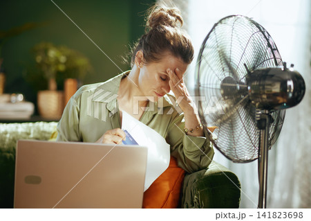 Financial Strain and Heat Discomfort at Home 141823698