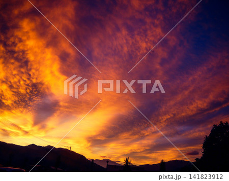 真っ赤に燃える夕焼け 真っ赤に燃える夕焼け 141823912