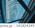 近代的なガラス張りの建築物の吹き抜け天井と鉄骨構造 近代的なガラス張りの建築物の吹き抜け天井と鉄骨構造 141824349