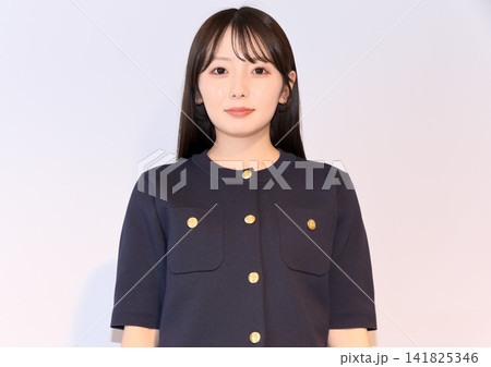 優しく穏やかな笑顔を向けるオフィスカジュアル姿の若い女性のポートレート 優しく穏やかな笑顔を向けるオフィスカジュアル姿の若い女性のポートレート 141825346