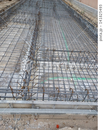 建築工事現場の足場工事が始まった建築現場 141825493