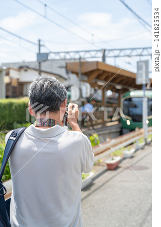 写真を撮る男性 写真を撮る男性 141825534
