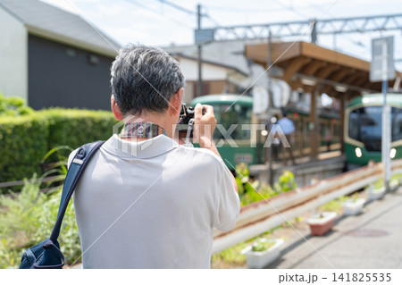 写真を撮る男性 写真を撮る男性 141825535