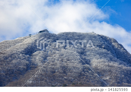 鶴見岳頂上展望台と積雪 鶴見岳頂上展望台と積雪 141825593