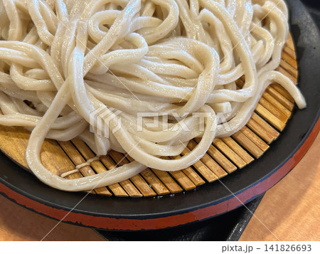 手打ち太麺のざるうどん、竹ざるに盛られた冷やしうどん定食 手打ち太麺のざるうどん、竹ざるに盛られた冷やしうどん定食 141826693