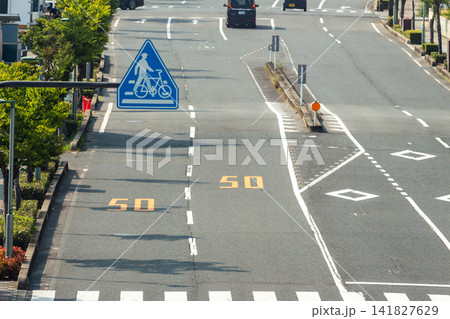 道路と横断歩道の標識・法定速度50キロの道路標示(ハイアングル・昼) 道路と横断歩道の標識・法定速度50キロの道路標示(ハイアングル・昼) 141827629