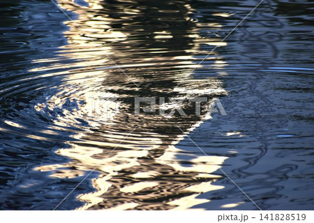 水面に映る風景と風で生じるさざ波の背景素材 水面に映る風景と風で生じるさざ波の背景素材 141828519