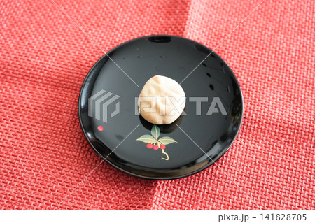 日本の伝統菓子をおしゃれな黒皿に盛り付けて 日本の伝統菓子をおしゃれな黒皿に盛り付けて 141828705