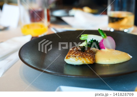 焼き魚と野菜の彩り豊かなフレンチプレート 141828709