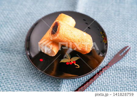 香ばしい焼き菓子に包まれたあんことクリームの2種ロール 香ばしい焼き菓子に包まれたあんことクリームの2種ロール 141828759