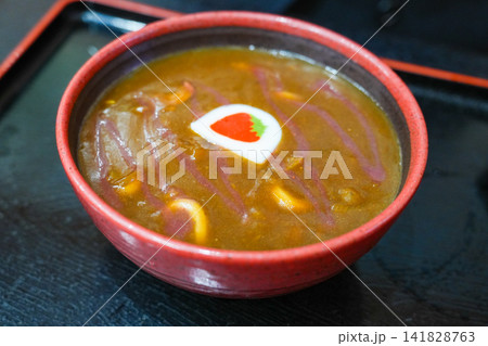 とろみのある和風だしカレーうどんのあたたかい一杯 とろみのある和風だしカレーうどんのあたたかい一杯 141828763
