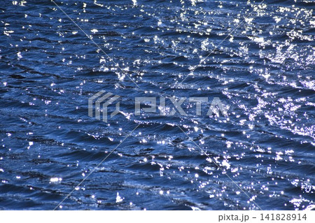 水面に映る風景と風で生じるさざ波の背景素材 水面に映る風景と風で生じるさざ波の背景素材 141828914