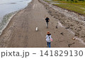 夫婦と白柴の楽しい海辺のお散歩 141829130