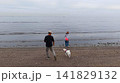 夫婦と白柴の楽しい海辺のお散歩 141829132