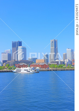神奈川県横浜市、横浜赤レンガ倉庫とランドマークタワーの風景 神奈川県横浜市、横浜赤レンガ倉庫とランドマークタワーの風景 141829471