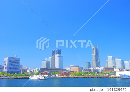 神奈川県横浜市、横浜赤レンガ倉庫とランドマークタワーの風景 141829472