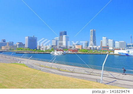 神奈川県横浜市、横浜赤レンガ倉庫とランドマークタワーの風景 神奈川県横浜市、横浜赤レンガ倉庫とランドマークタワーの風景 141829474