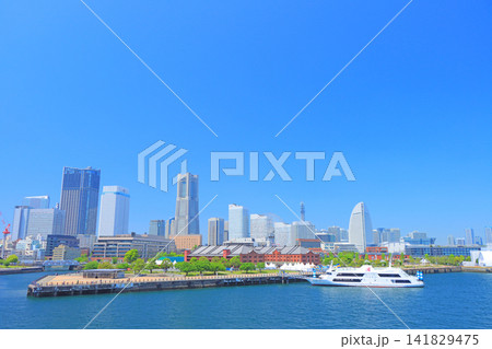 神奈川県横浜市、横浜赤レンガ倉庫とランドマークタワーの風景 141829475