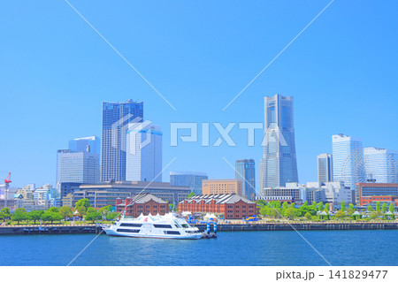 神奈川県横浜市、横浜赤レンガ倉庫とランドマークタワーの風景 神奈川県横浜市、横浜赤レンガ倉庫とランドマークタワーの風景 141829477