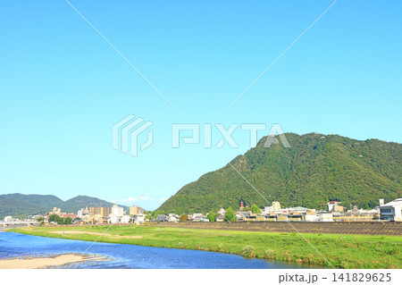 岐阜県岐阜市、長良川と金華山の風景 141829625