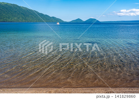 どこまでも澄んだブルーの水を湛える美しい支笏湖 141829860