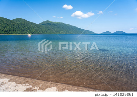 どこまでも澄んだブルーの水を湛える美しい支笏湖 141829861