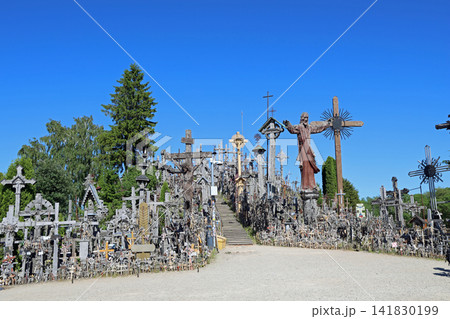 バルト三国のリトアニアにある世界遺産の十字架の丘の遠景 バルト三国のリトアニアにある世界遺産の十字架の丘の遠景 141830199