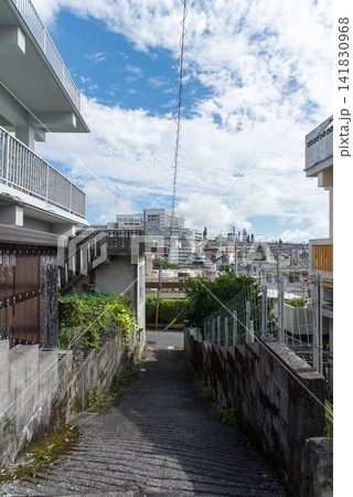 電柱や家々の影が道路にある天気の良い街の路地裏の坂道 電柱や家々の影が道路にある天気の良い街の路地裏の坂道 141830968