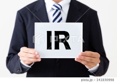 IRのホワイトボードを持つリクルートスーツを着た若い男性ビジネスマン IRのホワイトボードを持つリクルートスーツを着た若い男性ビジネスマン 141830998