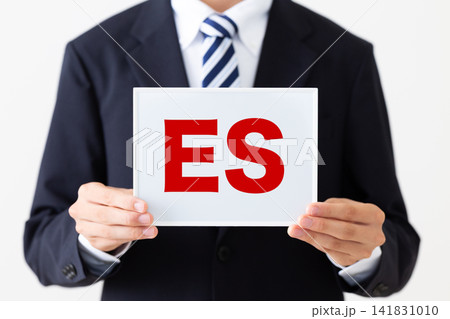 ESのホワイトボードを持つリクルートスーツを着た若い男性ビジネスマン ESのホワイトボードを持つリクルートスーツを着た若い男性ビジネスマン 141831010