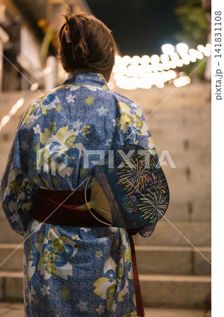 浴衣で観光を楽しむ女性 浴衣で観光を楽しむ女性 141831108