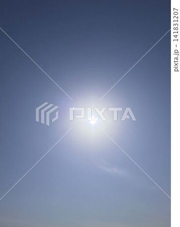 太陽の周りに現れた日暈(ハロ)と青空 太陽の周りに現れた日暈(ハロ)と青空 141831207