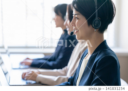 インカムで話すオペレーターの女性 インカムで話すオペレーターの女性 141831234