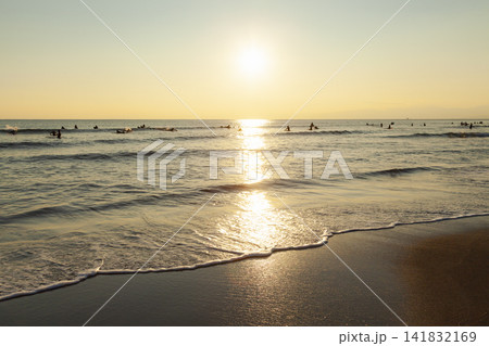 湘南鵠沼海岸 夕陽に照らされた海 湘南鵠沼海岸 夕陽に照らされた海 141832169