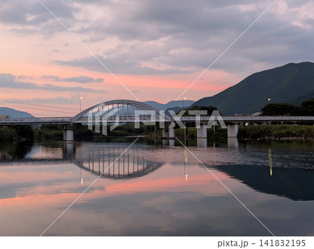 夕焼け空と水面に映るアーチ橋 141832195