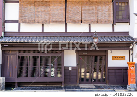 京都 新町通 老舗 泰生織物の京町家と郵便差出箱一号丸型(郵便丸型ポスト) 京都 新町通 老舗 泰生織物の京町家と郵便差出箱一号丸型(郵便丸型ポスト) 141832226