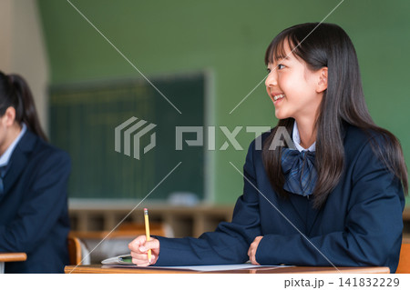 学校の教室,塾の授業でテストを受ける小学生,中学生,高校生の女の子 学校の教室,塾の授業でテストを受ける小学生,中学生,高校生の女の子 141832229