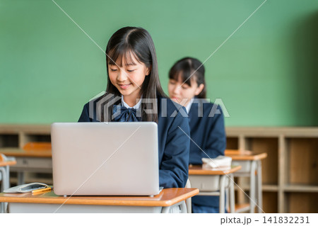 パソコンを使って勉強する制服姿の中学生,高校生の女子生徒 パソコンを使って勉強する制服姿の中学生,高校生の女子生徒 141832231