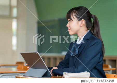 パソコン,タブレットを使って勉強する制服姿の中学生,高校生の女子生徒 141832396